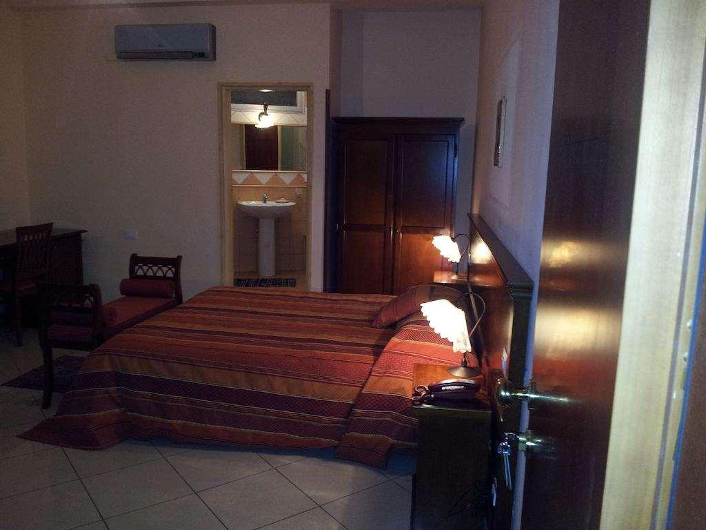 George Hotel Barcellona-Pozzo di Gotto Rum bild