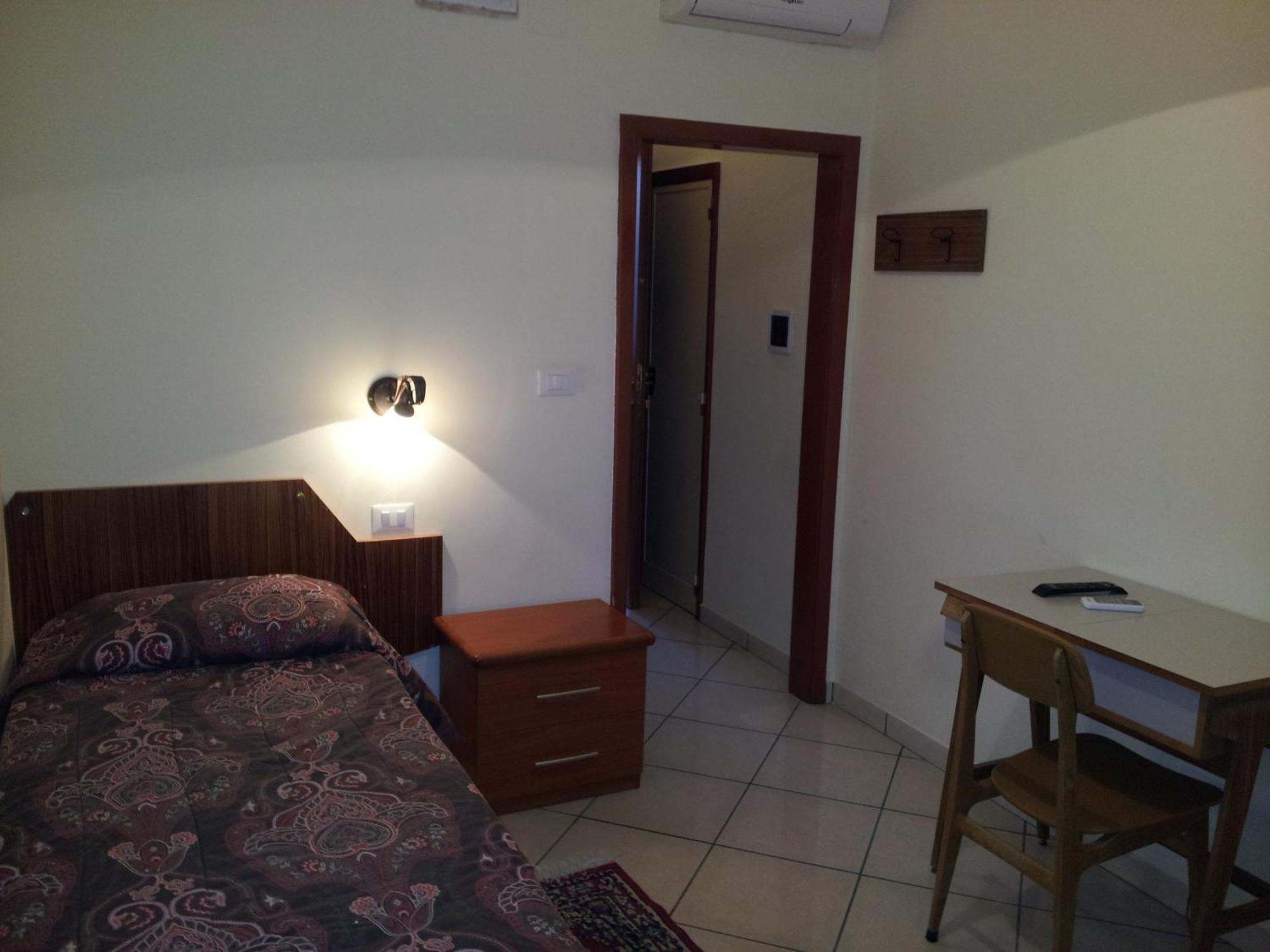 George Hotel Barcellona-Pozzo di Gotto Rum bild