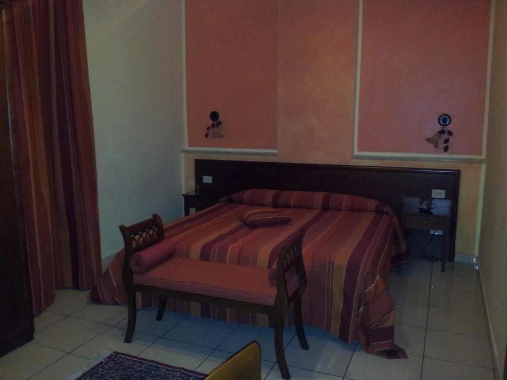 George Hotel Barcellona-Pozzo di Gotto Rum bild